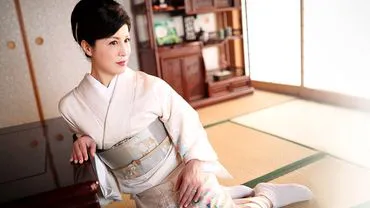Fünfzigjährige Kimono-Schönheit mit reifen Fertigkeiten