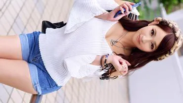 Yuna, 22 tuổi, làm việc như một nhân viên bán hàng trong một cửa hàng quần áo.
