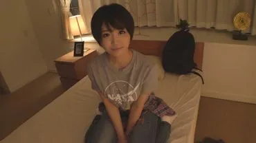 【Première prise】【Accent du Kyushu】【Cri de plaisir】Une fille nouvellement arrivée à Tokyo, avec un sourire lumineux et un dialecte régional, est plongée dans un immense plaisir par un immense pénis de Tokyo... Recrutement de novice, première prise AV 127