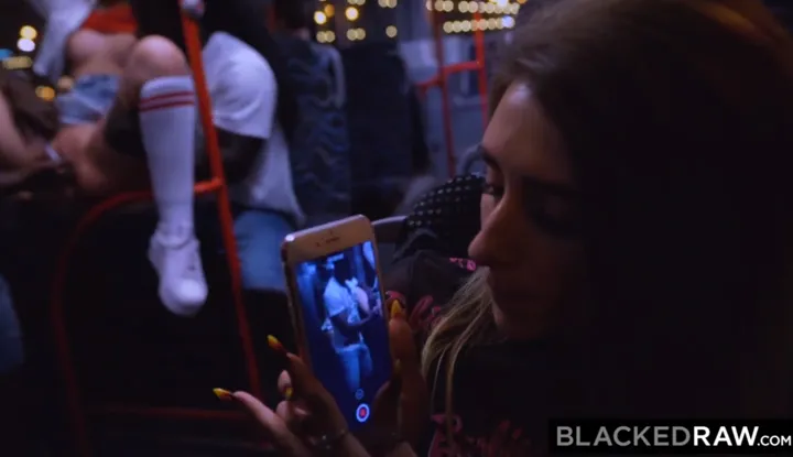 Zwei schwarze Männer flirten mit einem hübschen Mädchen ~ sie ignorieren die Umgebung und haben Sex im Bus