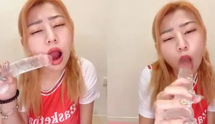 Unpublished sucking tutorial, take out the crystal stick to let everyone understand how to blow and lick