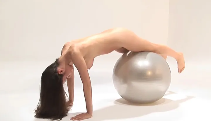 hübsches Baby nackt Yoga Ball