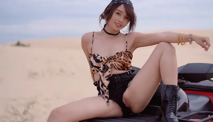 Die draußenliebende JasmineJ fährt mit ihrem Geländewagen ans Strand und zeigt ihre schönen Brüste und ihren schönen Intimbereich.