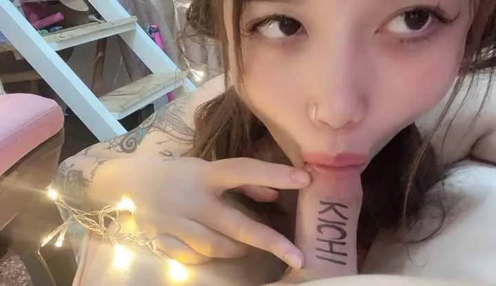 Cô bé dễ thương với đôi mắt to~ Uống súp gà trước k đi ngủ giúp ngủ ngon.