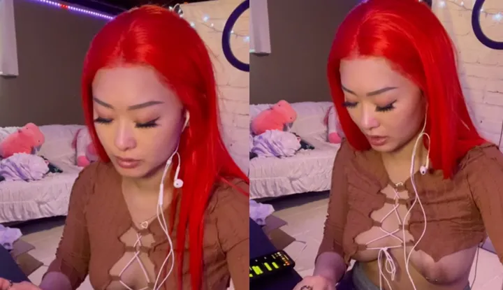 Mở hộp đồ chơi lạ lùng trong một live stream với ngực trần.