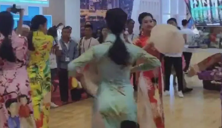 L'ao dai, le costume traditionnel des femmes vietnamiennes, je ne veux que le déchirer d'une seule main