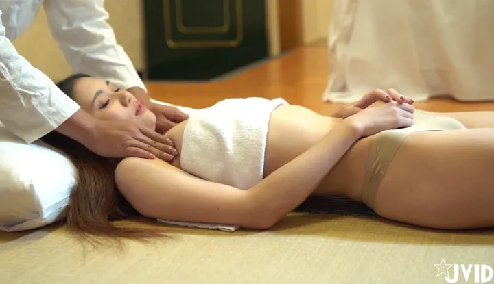 Trải ngệm đầu tiên với việc xoa dầu cổ trái cây rất thoải mái, mang lại một trạng thái mãn cuồng không kiểm soát. Tôi vô thức muốn người làm xoa vào cơ thể của tôi.