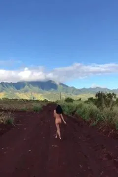 Ana Cheri se déshabille dans un champ