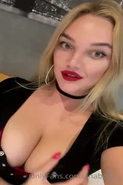 Annabelly hat keine Angst, dass die Milch herausläuft, also zeig dich einfach so, wie du bist