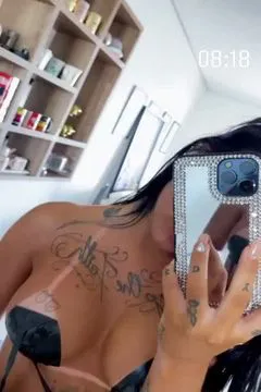 Mc Mirella Selbstporträt in superleichtem Badeanzug