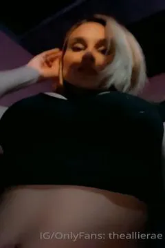 Allie Rae se frotte furtivement le vagin