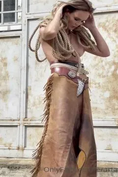 Même le taureau le plus féroce serait dompté par cette cow-girl sexy et séduisante.