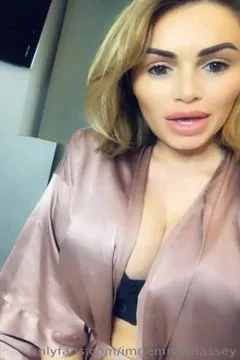 Gemma Massey trông gợi cảm trong chiếc áo choàng tắm