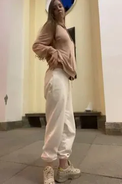 Alesiya montre à quel point son slip est sexy