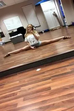 Evie Erikson ~ Sexy Split