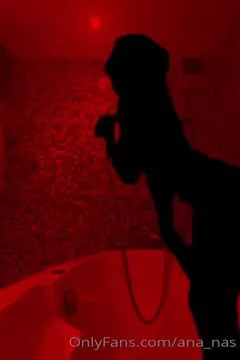 Ana Nas Masturbation sexy trong bồn tắm