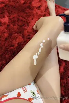 马来西亚高人气OF主 gatitayan～有人要来帮我擦乳液吗？
