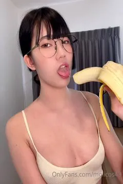 OF chủ moiicos43 Lolita Thái ~ Cô gái đeo kính thích chuối