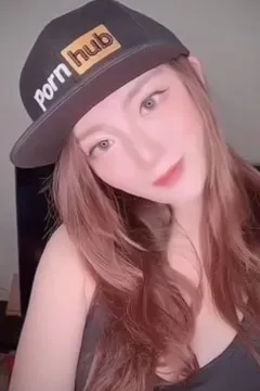 How does a pretty girl like Nicolove greet?