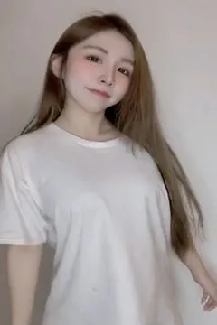 大奶把超宽松T都撑起来了