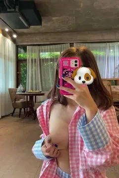Öffentlich die Brust im Hotellobby zeigen ~