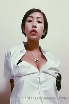 Hãy đến và giúp tôi mở nút áo sơ mi của tôi.