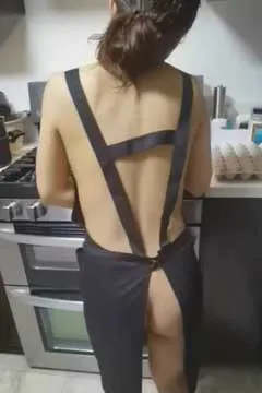 Vợ tôi trông rất gợi cảm k nấu ăn trong trang phục đó.
