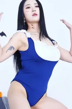 Korean group Girlcrush member Bomi~ Dancing passionately with two big meatballs~