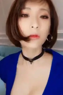 平常最喜欢穿深V露乳沟的衣服