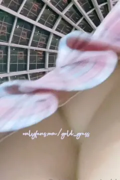 Taking upskirt photos, hooking two sisters at once~