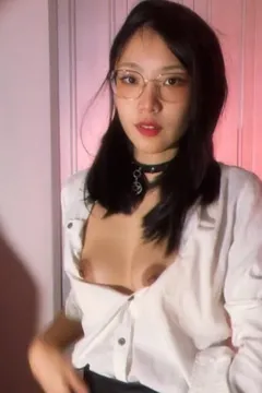 Đưa que thịt cho chị June Liu SpicyGum.