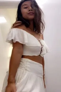 Isla Summer穿着小礼服露出巨乳