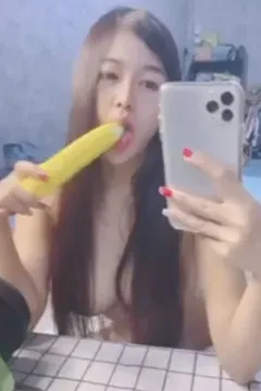 นัชชาละบิบี 2929 เห็นวัตถุรูปคล้ายกิ่งไม้และอยากจะกินมัน