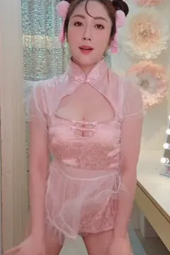 Jeannine_chen~ The skirt is so short, it's easy to be exposed.