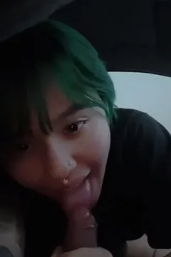 puppiloli 在车上偷吃点心