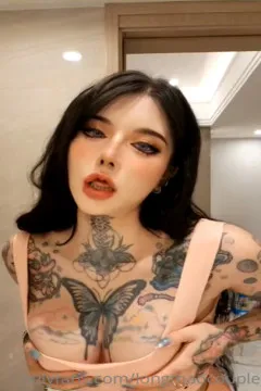Longmaocouple chụp ảnh tự sướng trong phòng tắm.