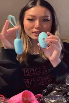 Babyjey mở hộp đồ chơi tình dục trong video selfie.