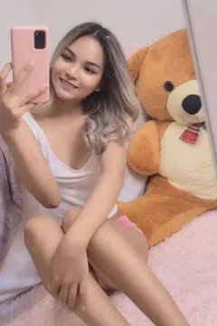 Demidollz thích chụp ảnh tự sướng.