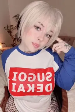 Marinamui puts on sexy fishnet stockings.
