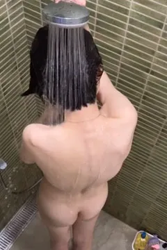 luluappleme lén lén quay pm một cô gái đang tắm.