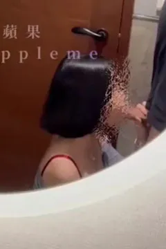 How to sneakily eat in the restroom of Luluappleme restaurant?
