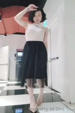 How to secretly take a selfie in the stairwell?