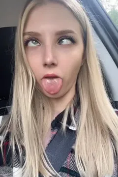 oh_honey montre un ahegao dans la voiture