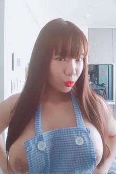 realassbunny thích mặc áo ba lỗ hở hang