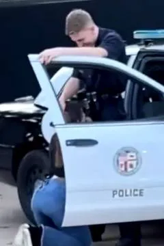 为了体恤警察的辛劳，katianakay自愿以口交慰劳他们的辛劳
