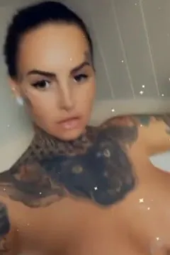 Jemma Lucy thủ dâm trong bồn tắm