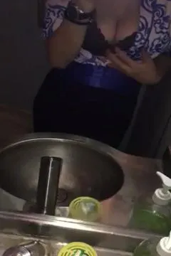 Flugbegleiterin macht Selfie im Flugzeugtoilette