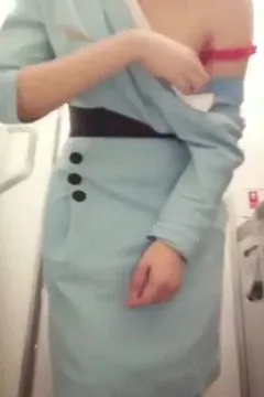 Flugbegleiterin nimmt Selfie im Flugzeug