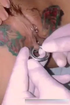 Ghi hình môi dưới đeo khuyên