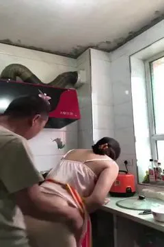 Nhân lúc vợ nấu cơm làm một phát